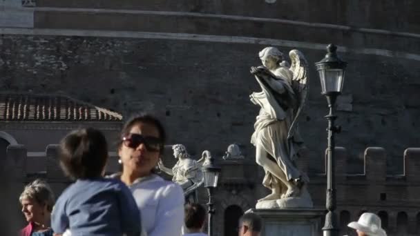 Toeristen lopen van de Ponte Sant'Angelo — Stockvideo