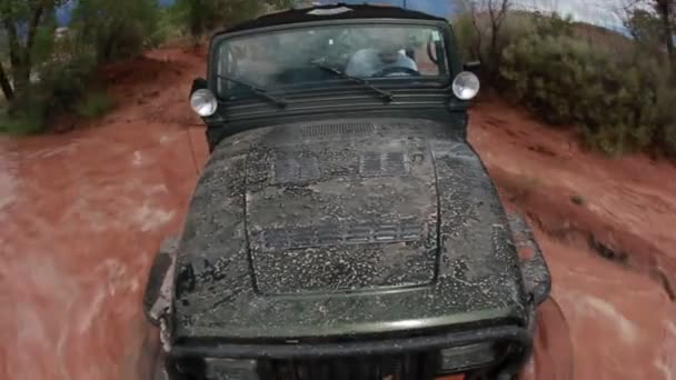 Jeep jazdy przez muddy waters — Wideo stockowe