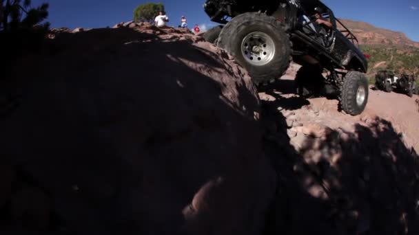 Jeep escalada Ledge em Moab — Vídeo de Stock