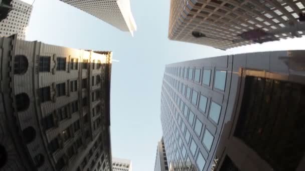 Calle llena de rascacielos en California — Vídeo de stock
