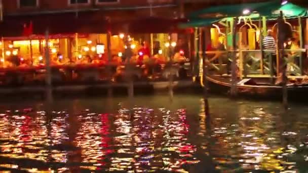 Gondola ed edifici di notte a Venezia — Video Stock