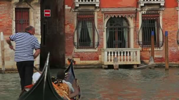 Gondoliere sterzo in gondola con passeggero — Video Stock