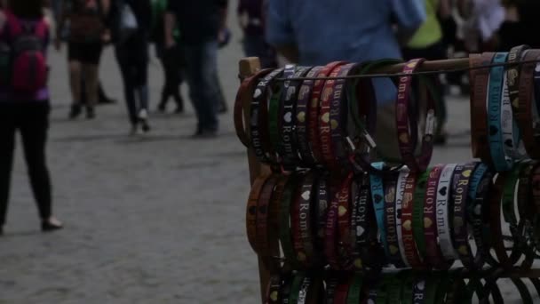 Bracelets souvenirs soufflant dans le vent au Colisée . — Video