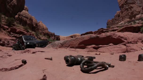 Jeep grimpe sur une falaise — Video