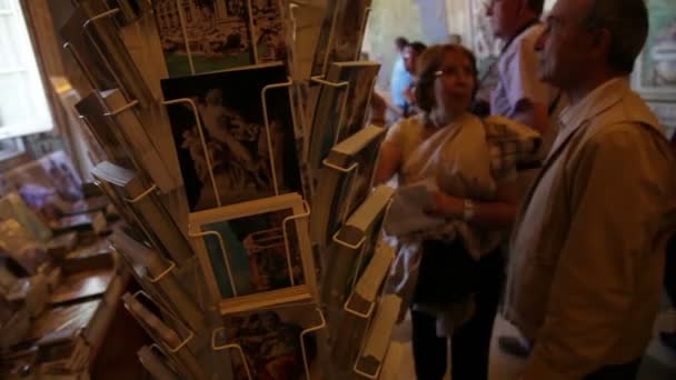 Turisti all'interno di un negozio di souvenir del Museo Vaticano — Video Stock