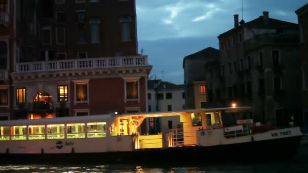 Barco de passageiros flutuante em Veneza — Vídeo de Stock