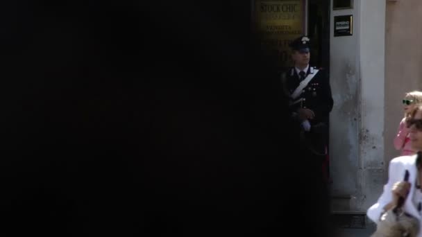 Dos hombres uniformados observan a la gente pasar por la calle en Roma, Italia . — Vídeos de Stock