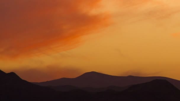 Leheletfinom narancssárga felhők a naplemente szemcsésedik, Izrael