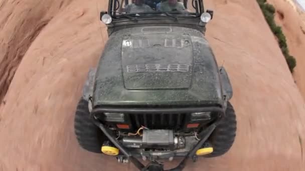 Jeep dirigindo um arco em Moab — Vídeo de Stock