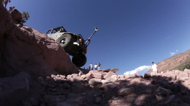 Jeep idzie w dół i z powrotem do krawędzi — Wideo stockowe