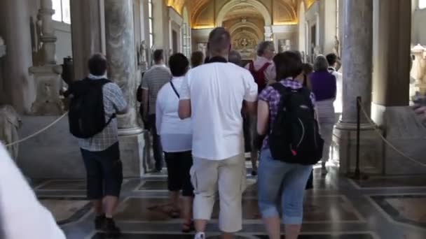 Toeristen op de gang van de Vaticaanse musea. — Stockvideo