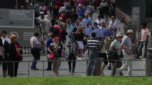 Turistas bajando las escaleras en el sitio arqueológico del Coliseo — Vídeos de Stock