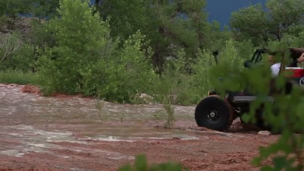 Jeep conduciendo a través de aguas fangosas — Vídeos de Stock