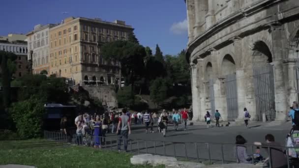 Turisté chodí fotografovat v Koloseu. Zastřelen v Římě, Itálie. — Stock video