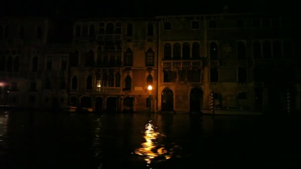 Kanál v noci v Benátkách — Stock video