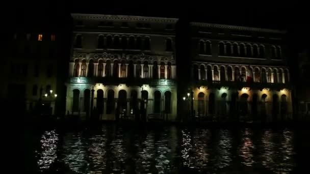Гранд-каналом у Венеції вночі — стокове відео
