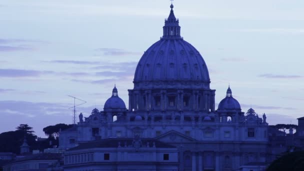 Koepel van St Peter's Basiliek in de schemering — Stockvideo