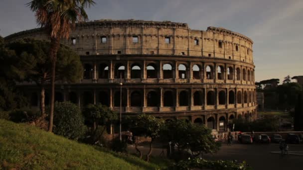 Colosseum en auto's rijden door — Stockvideo