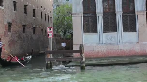 Canal veneciano de taxi acuático — Vídeos de Stock