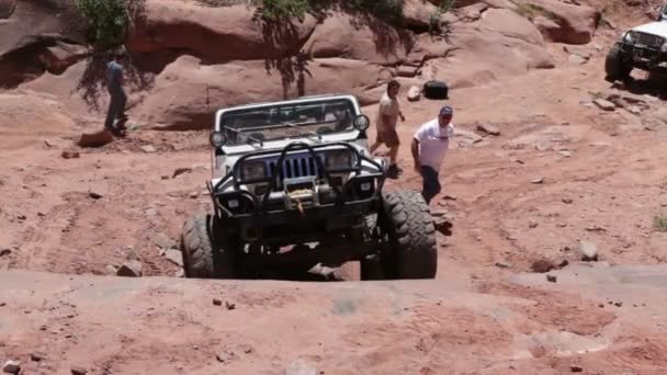 Jipe sobe um penhasco no deserto de Moab — Vídeo de Stock