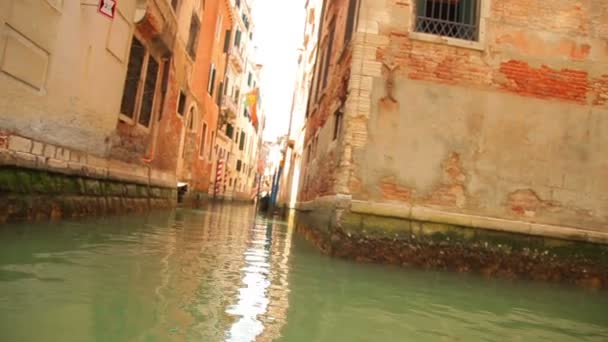 Base of buildings at a canal intersection in Venice — Stock Video