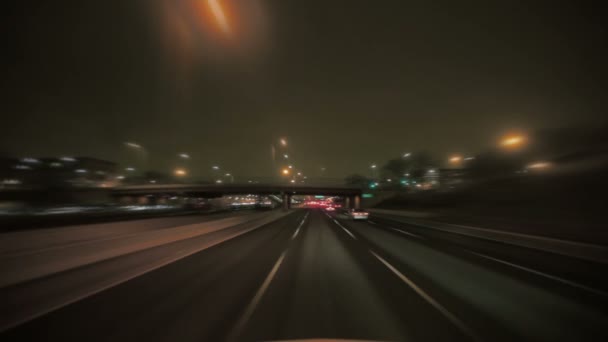 Vehículo viaja por la noche — Vídeo de stock