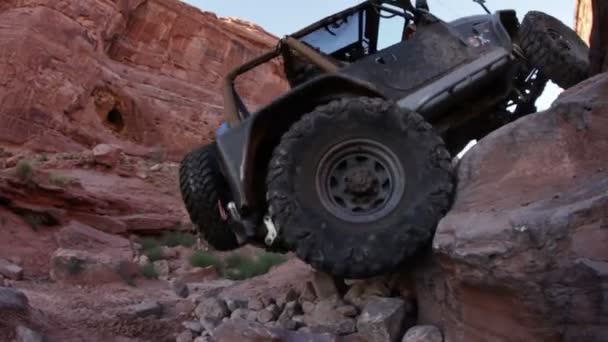 吉普车爬陡峭的岩石 — 图库视频影像