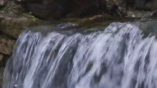 Ponte sobre pequena cachoeira tiro em Israel — Vídeo de Stock