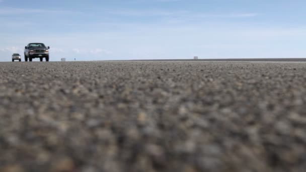 Los coches pasan por la carretera del desierto — Vídeo de stock
