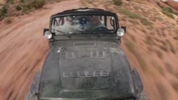 Jeep dirigindo ao longo de um caminho de sujeira — Vídeo de Stock