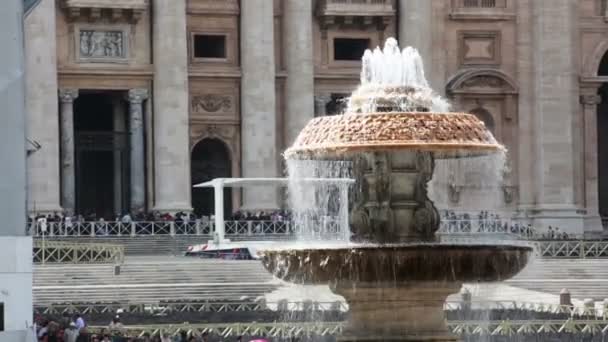 Фонтан на площади Святого Петра с туристами — стоковое видео