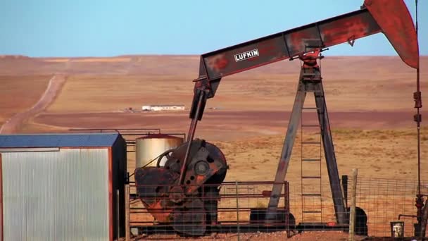 Plataforma petrolera en el campo petrolífero — Vídeo de stock