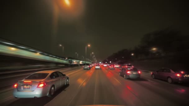 Coches que viajan por la autopista — Vídeo de stock