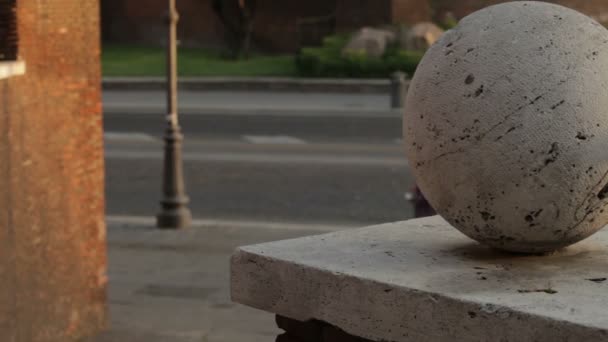 Pelaren med sphere pryder toppen — Stockvideo