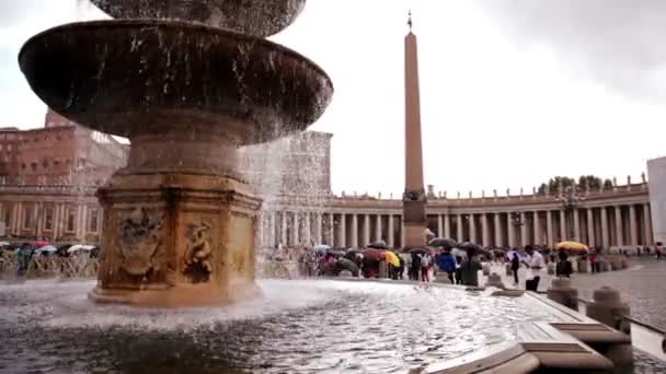 Pohled na obelisk zpoza fontána — Stock video