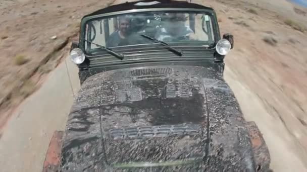 Jeep dirigindo através de uma paisagem suja — Vídeo de Stock