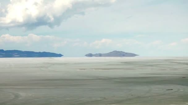 Быстро проезжая по белому пейзажу пустыни — стоковое видео