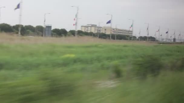 Campo entre Roma y Venecia desde un tren — Vídeo de stock