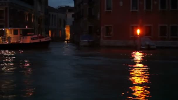 Osobní loď v noci v Benátkách — Stock video