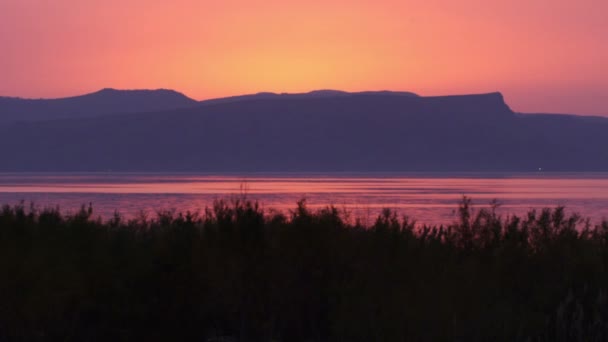 Realeza Stock de Video Gratis Filmación del Mar de Galilea al atardecer en Israel — Vídeo de stock