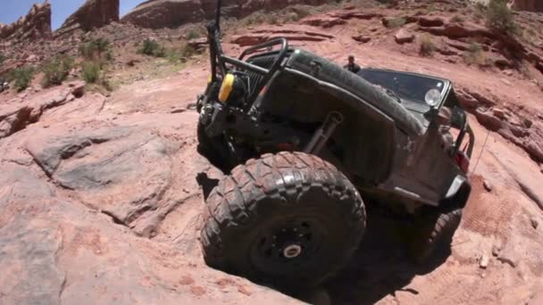 Jeep jest trudny wobec wspinać się urwiskiem — Wideo stockowe