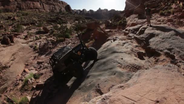 Jeep stations steile helling — Stockvideo