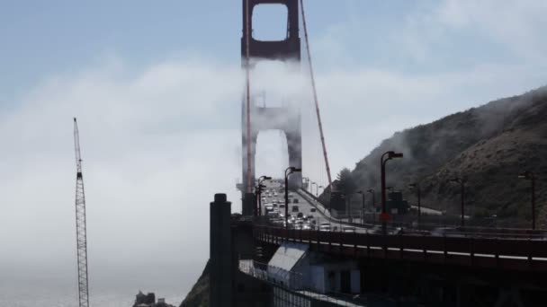 Nuvens soprar através da Golden Gate Bridge — Vídeo de Stock