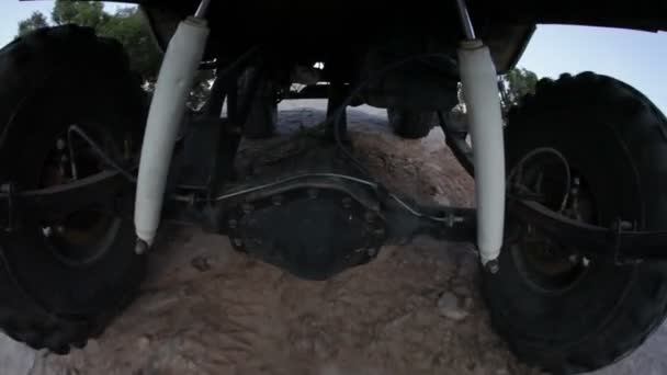 Onderstel van een jeep tijdens het rijden via Moab — Stockvideo