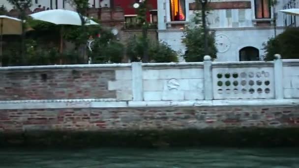 Venetië vanuit kanaal in de schemering — Stockvideo