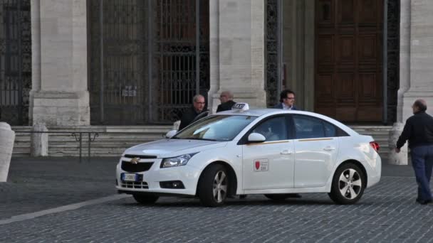 Menschen steigen aus einem Taxi aus — Stockvideo