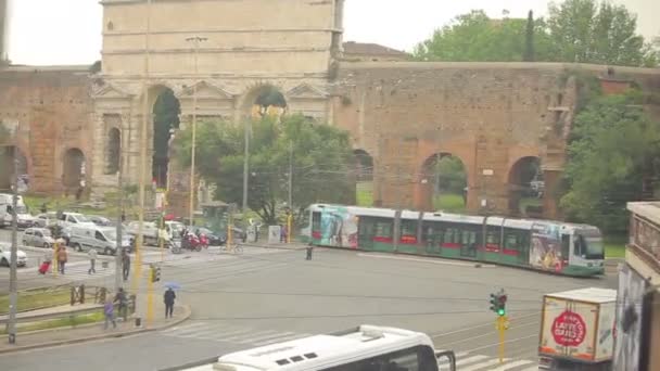 Passando por uma cidade italiana — Vídeo de Stock