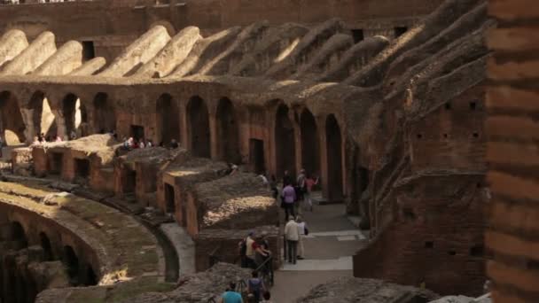 Blick auf Touristen im Kolosseum — Stockvideo