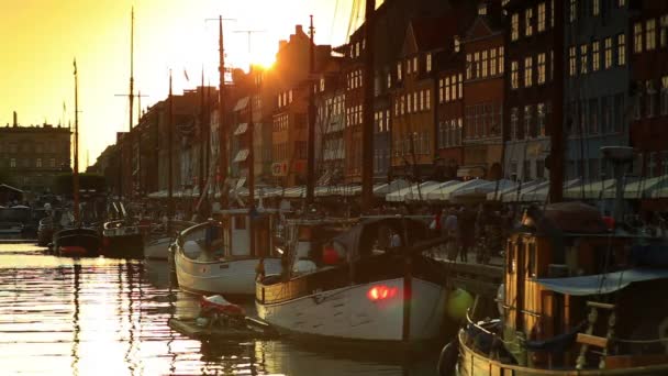 Barcos atracados em Copenhaga — Vídeo de Stock