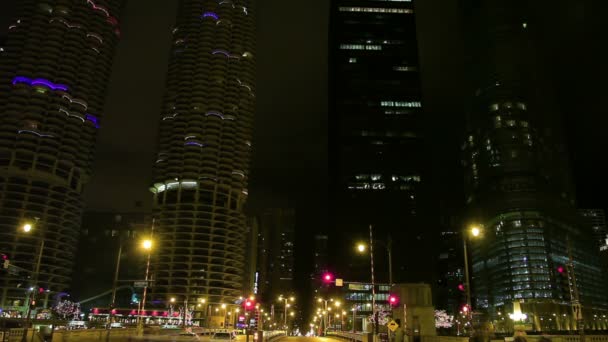 Cruzando un puente en Chicago — Vídeo de stock